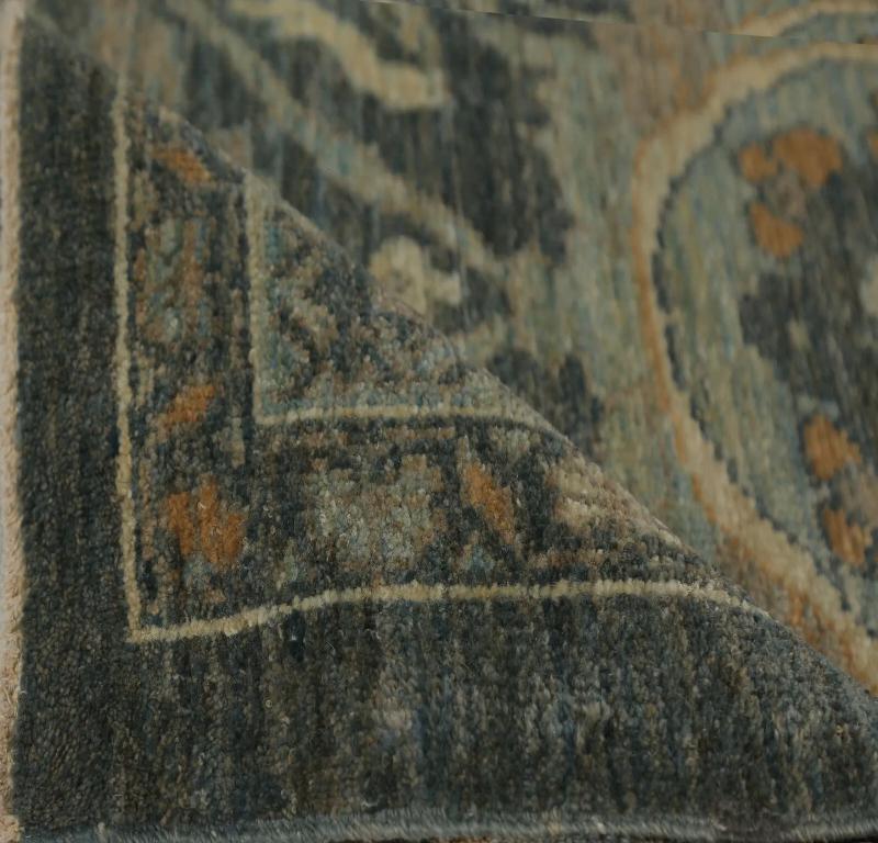 Descubre la elegancia de Turquía con Sultanabad Rugs. Diseñado con meticulosa atención al detalle, este diseño exclusivo es perfecto para realzar tu espacio.