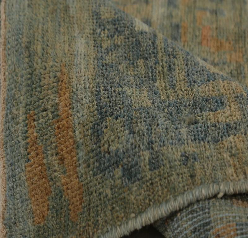 Découvrez l'élégance des tapis de Turquie Sultanabad. Conçu avec une attention méticuleuse aux détails, ce design exclusif est parfait pour mettre en valeur votre espace.
