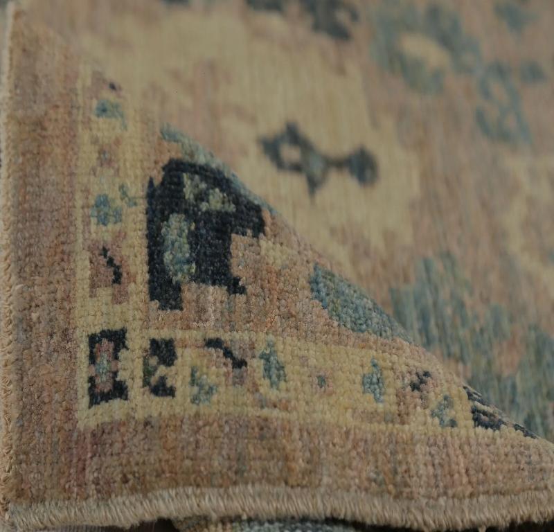 Scopri l'eleganza dei Sultanabad Rugs della Turchia. Progettato con una meticolosa attenzione ai dettagli, questo design esclusivo è perfetto per valorizzare il tuo spazio.