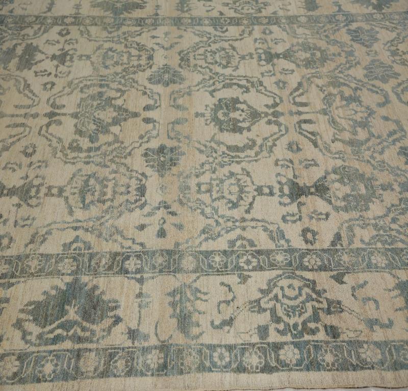 Découvrez l'élégance des tapis de Turquie Sultanabad. Conçu avec une attention méticuleuse aux détails, ce design exclusif est parfait pour mettre en valeur votre espace.