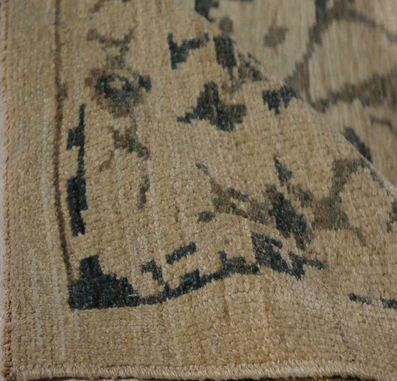 Découvrez l'élégance des tapis de Turquie Sultanabad. Conçu avec une attention méticuleuse aux détails, ce design exclusif est parfait pour mettre en valeur votre espace.
