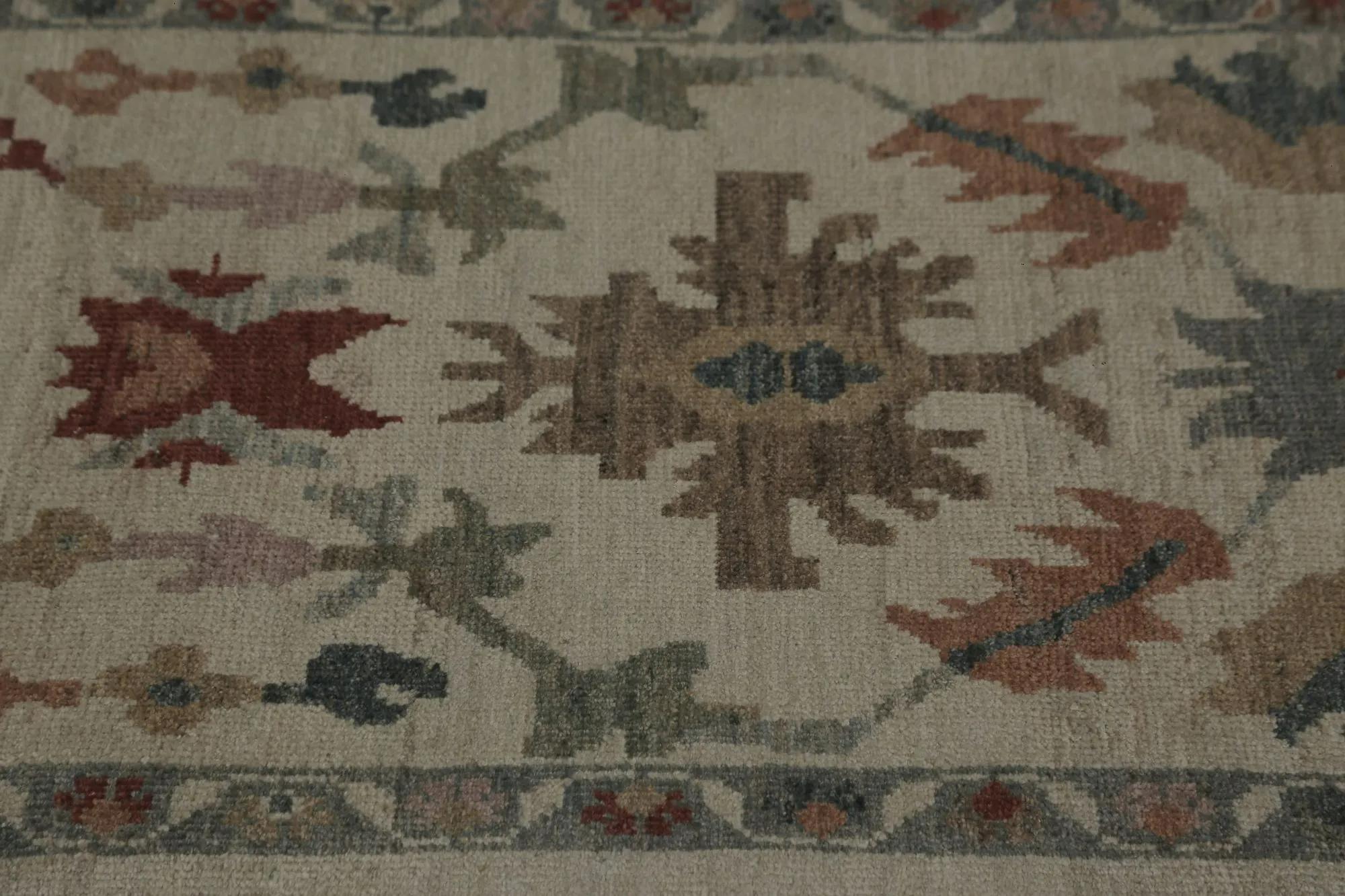 Descubre la elegancia de Turquía con Sultanabad Rugs. Diseñado con meticulosa atención al detalle, este diseño exclusivo es perfecto para realzar tu espacio.