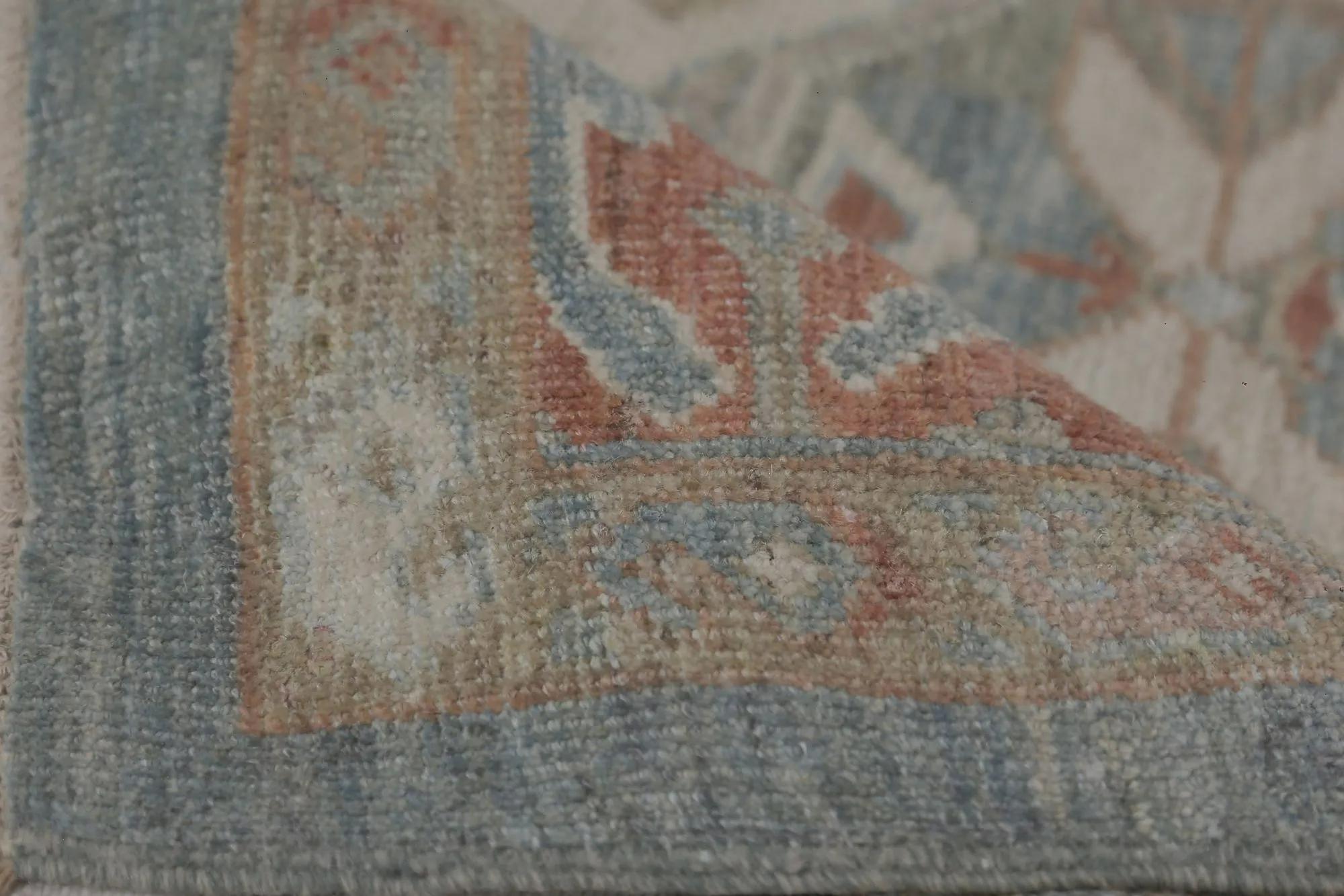 Scopri l'eleganza dei Sultanabad Rugs della Turchia. Progettato con una meticolosa attenzione ai dettagli, questo design esclusivo è perfetto per valorizzare il tuo spazio.