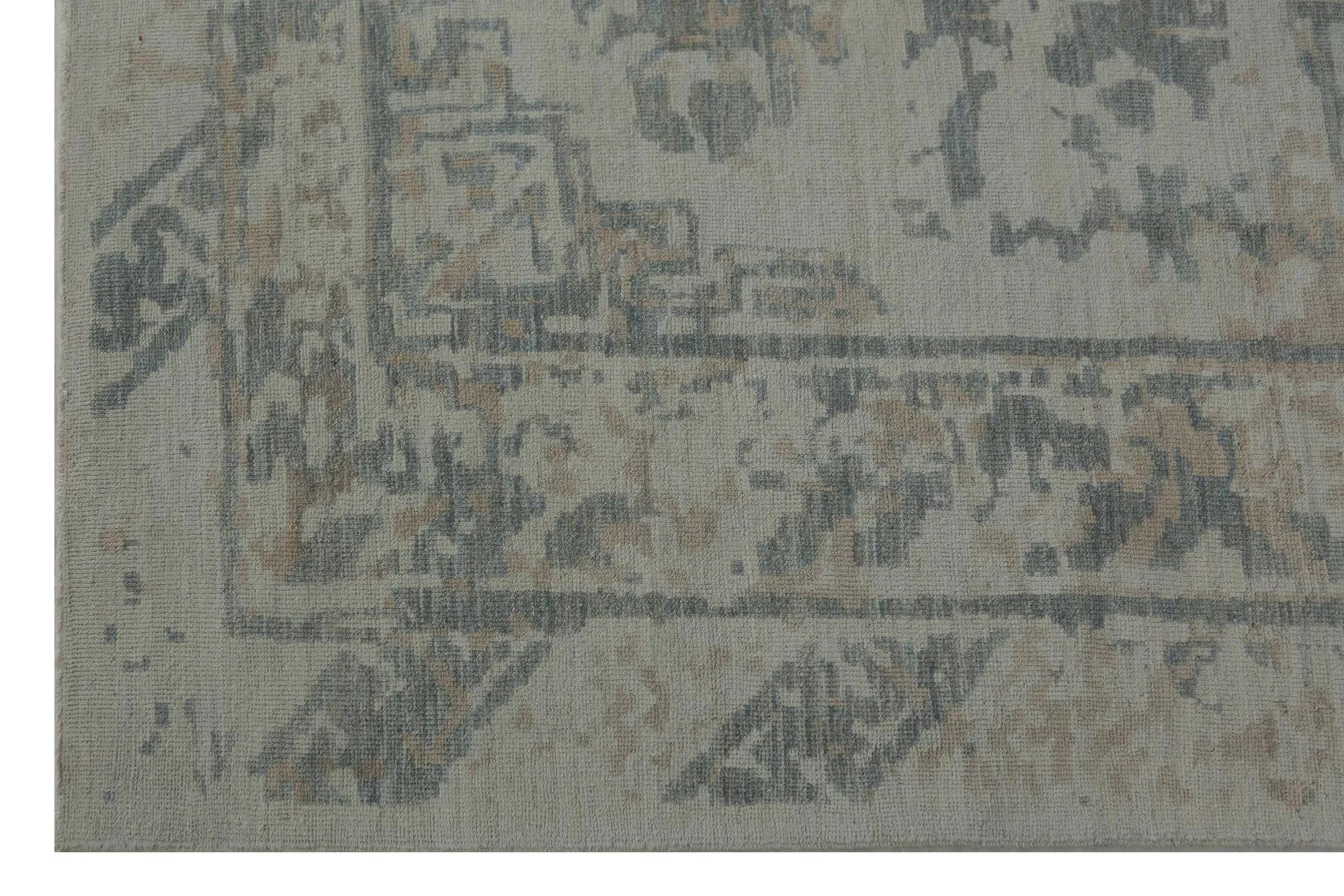 Découvrez l'élégance des tapis de Turquie Sultanabad. Conçu avec une attention méticuleuse aux détails, ce design exclusif est parfait pour mettre en valeur votre espace.