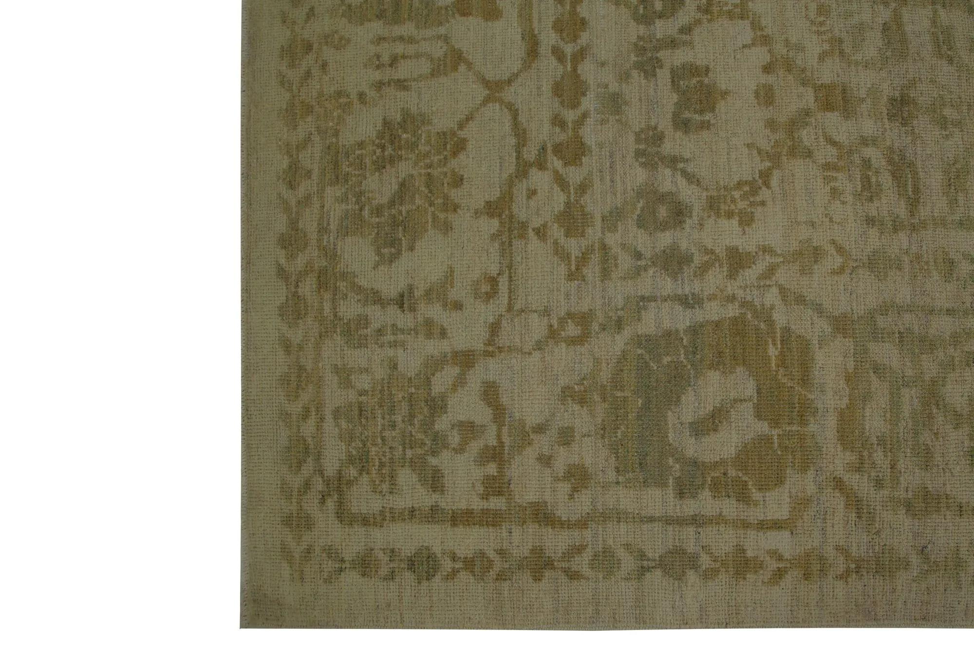 Découvrez l'élégance des tapis de Turquie Sultanabad. Conçu avec une attention méticuleuse aux détails, ce design exclusif est parfait pour mettre en valeur votre espace.