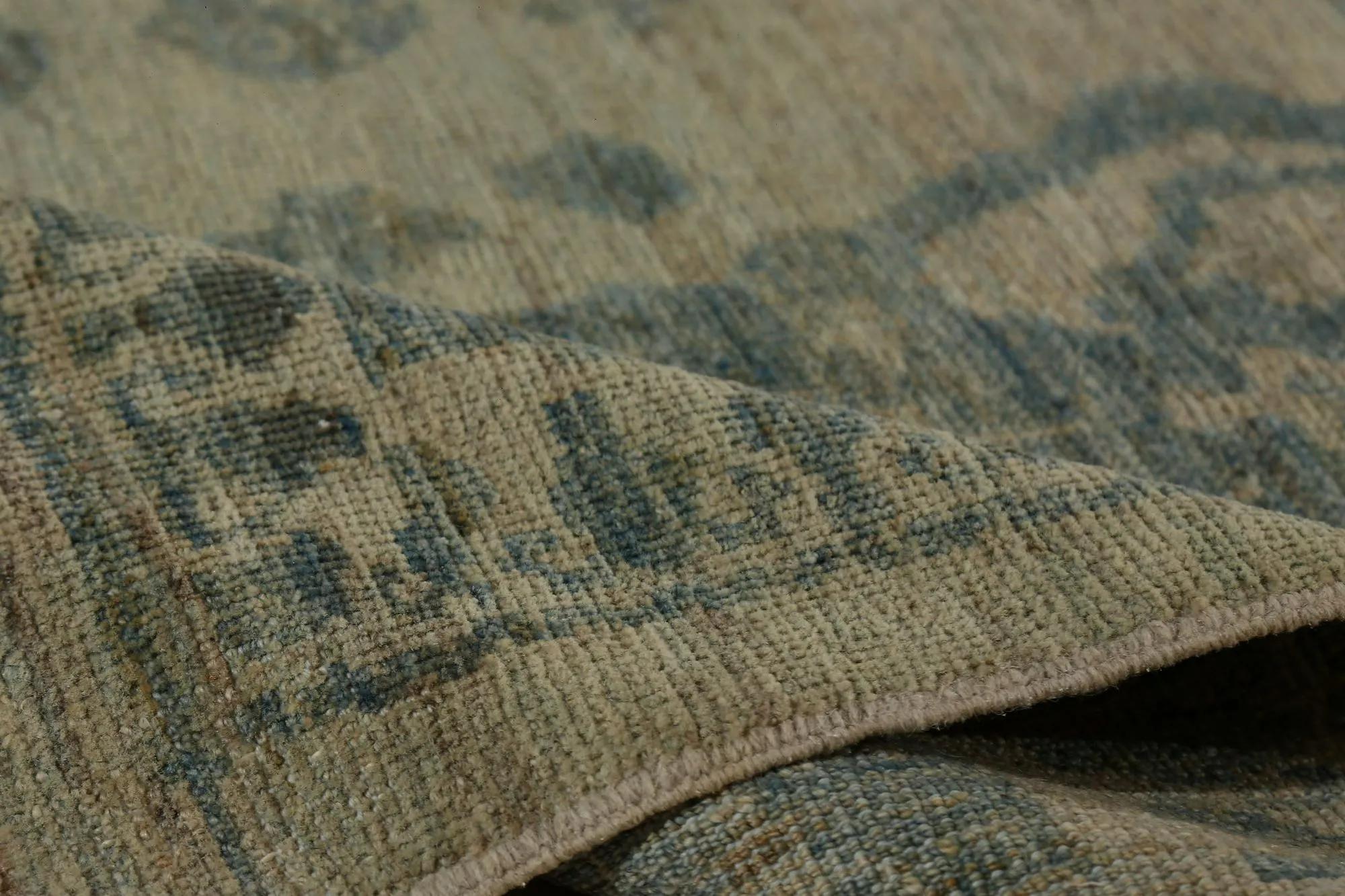 Découvrez l'élégance des tapis de Turquie Sultanabad. Conçu avec une attention méticuleuse aux détails, ce design exclusif est parfait pour mettre en valeur votre espace.