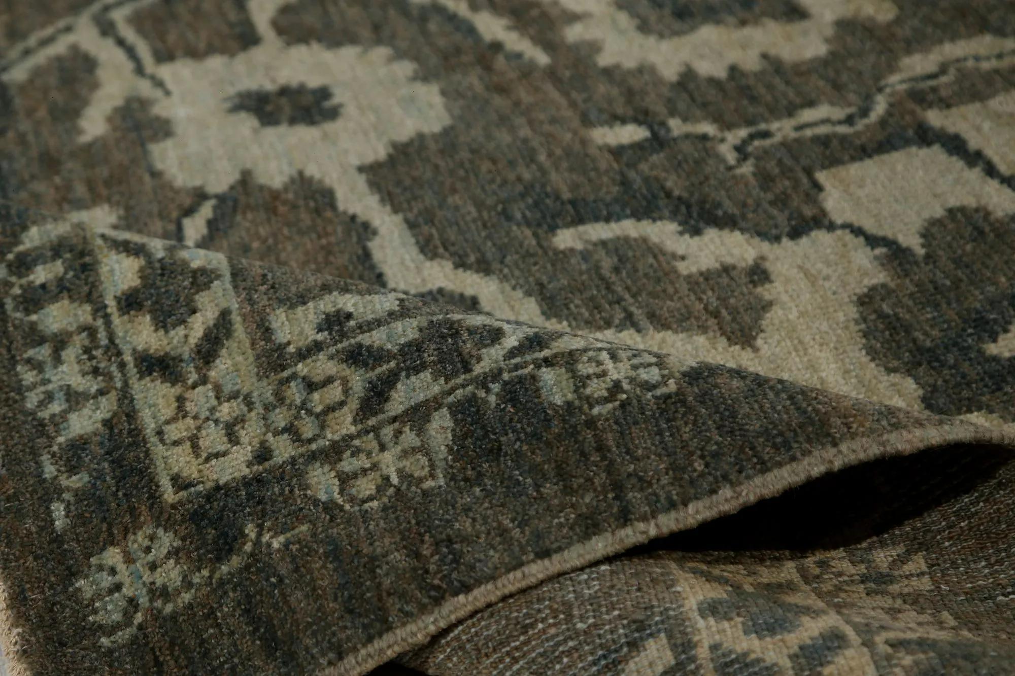 Découvrez l'élégance des tapis de Turquie Sultanabad. Conçu avec une attention méticuleuse aux détails, ce design exclusif est parfait pour mettre en valeur votre espace.