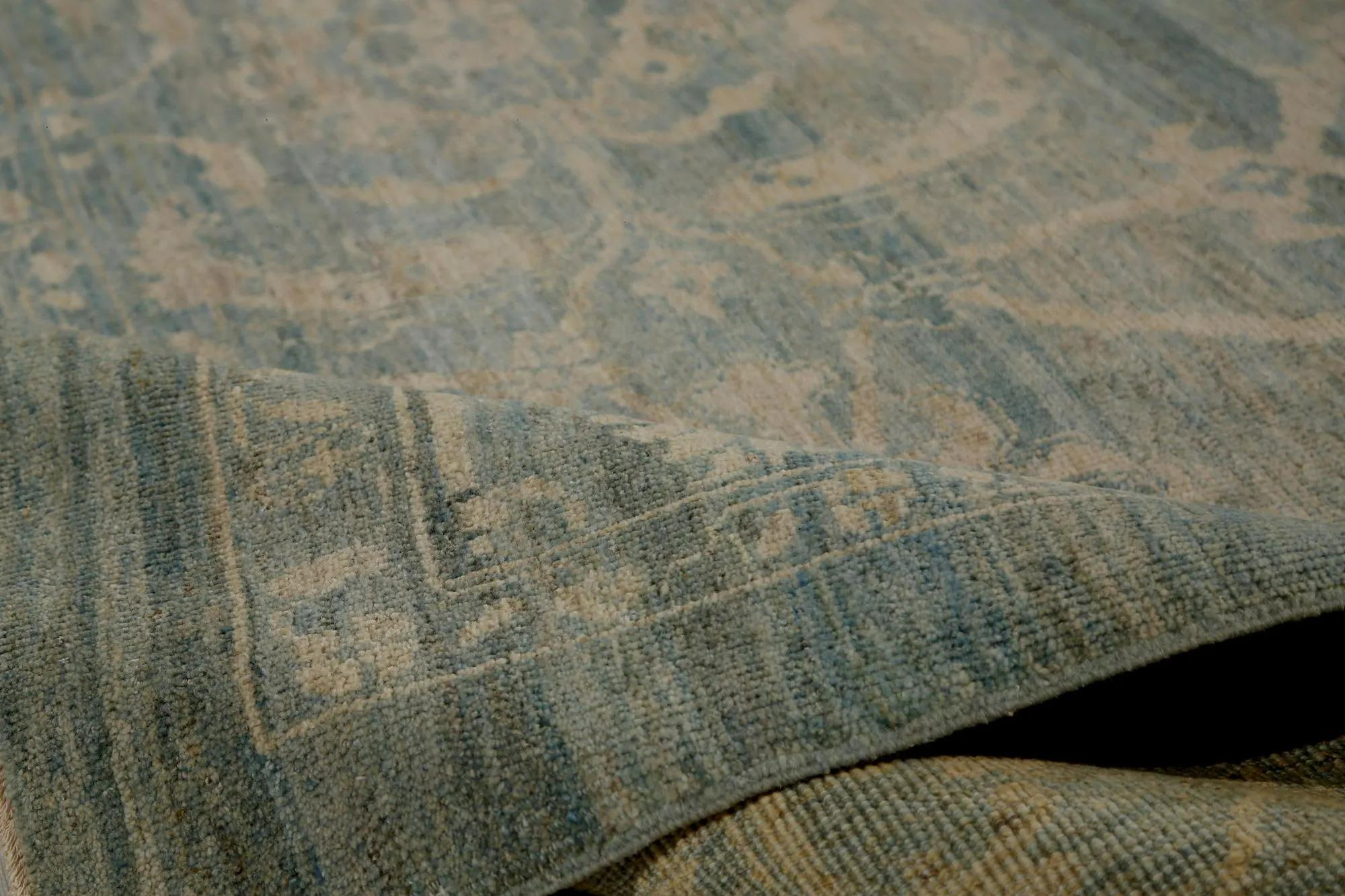 Scopri l'eleganza dei Sultanabad Rugs della Turchia. Progettato con una meticolosa attenzione ai dettagli, questo design esclusivo è perfetto per valorizzare il tuo spazio.
