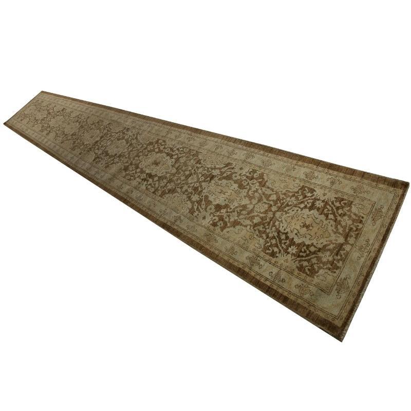 Scopri l'eleganza dei Sultanabad Rugs della Turchia. Progettato con una meticolosa attenzione ai dettagli, questo design esclusivo è perfetto per valorizzare il tuo spazio.