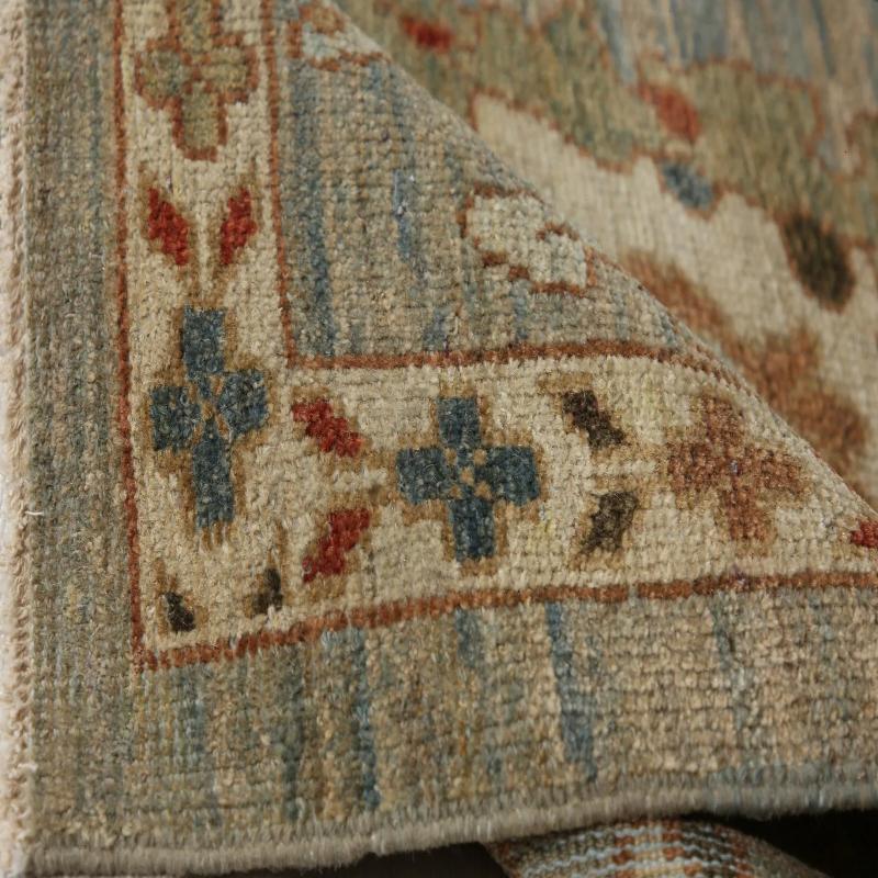 Descubre la elegancia de Turquía con Sultanabad Rugs. Diseñado con meticulosa atención al detalle, este diseño exclusivo es perfecto para realzar tu espacio.