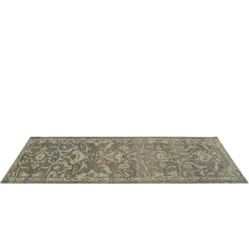 Découvrez l'élégance des tapis de Turquie Sultanabad. Conçu avec une attention méticuleuse aux détails, ce design exclusif est parfait pour mettre en valeur votre espace.