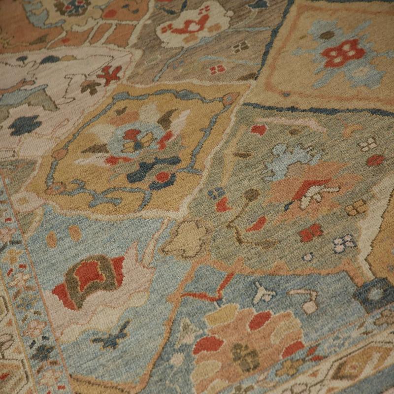 Scopri l'eleganza dei Sultanabad Rugs della Turchia. Progettato con una meticolosa attenzione ai dettagli, questo design esclusivo è perfetto per valorizzare il tuo spazio.