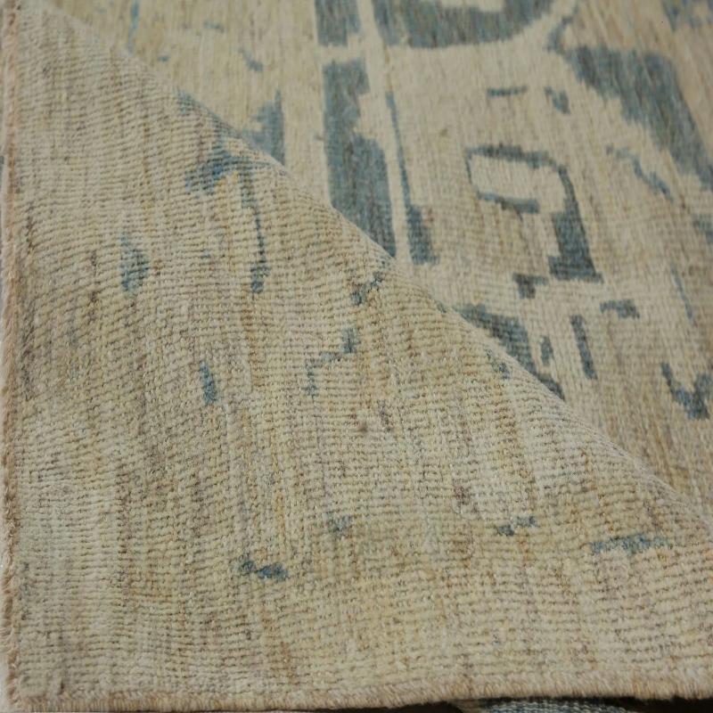 Descubre la elegancia de Turquía con Sultanabad Rugs. Diseñado con meticulosa atención al detalle, este diseño exclusivo es perfecto para realzar tu espacio.