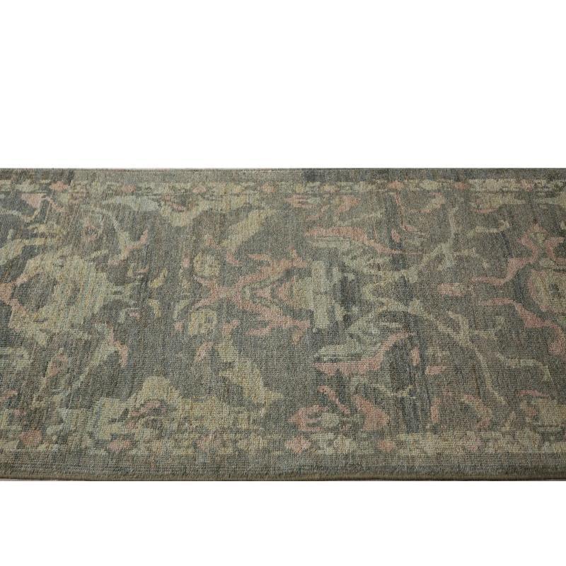 Découvrez l'élégance des tapis de Turquie Sultanabad. Conçu avec une attention méticuleuse aux détails, ce design exclusif est parfait pour mettre en valeur votre espace.