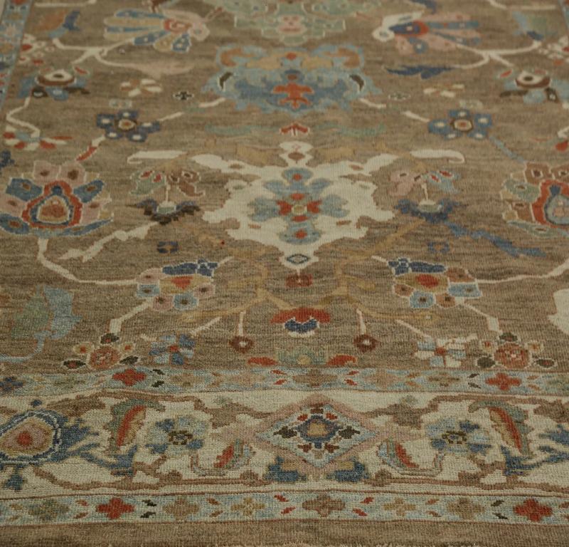 Entdecken Sie die Eleganz der türkischen Sultanabad Teppiche von CIRCA 1990. Dieses exklusive Design aus Wolle und BlauBraunElfenbein ist perfekt, um Ihren Raum zu verschönern.
