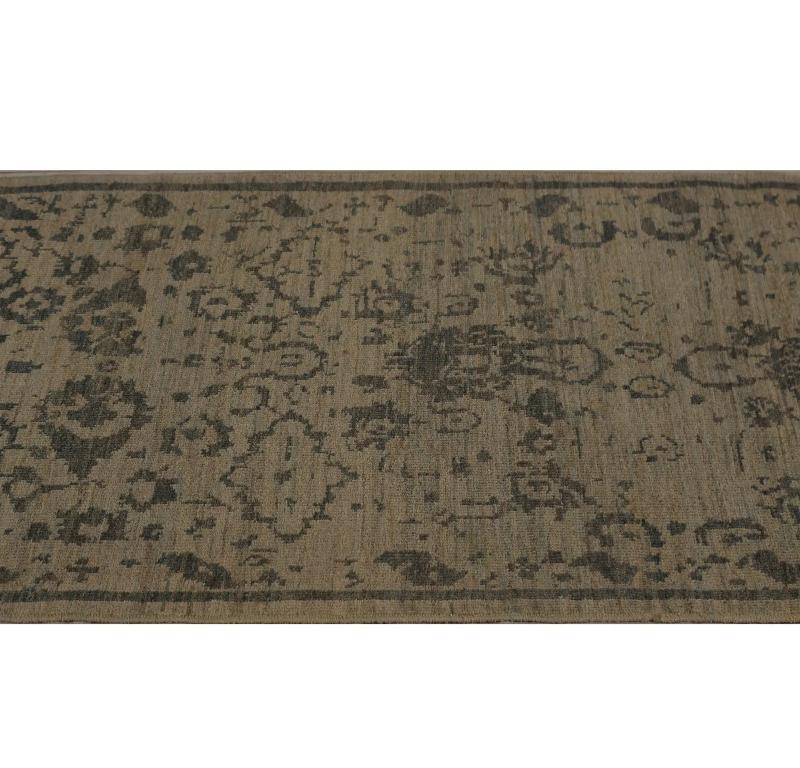 Scopri l'eleganza del Sultanabad Rugs della Turchia, caratterizzato da un tappeto runner del 1990. Progettato con Lana e Marrone-Taupe, questo design esclusivo è perfetto per valorizzare il tuo spazio.