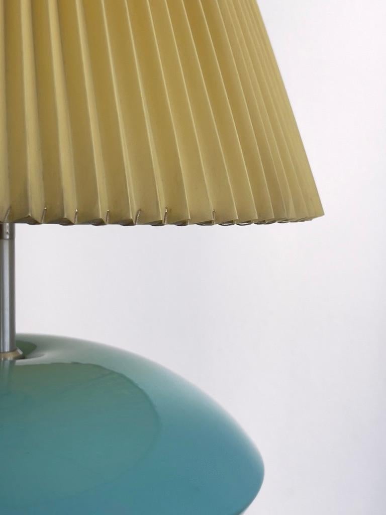 Lampe de table en céramique émaillée Turkis, abat-jour en plisse jaune, par Søholm Danemark années 1970 en vente 2