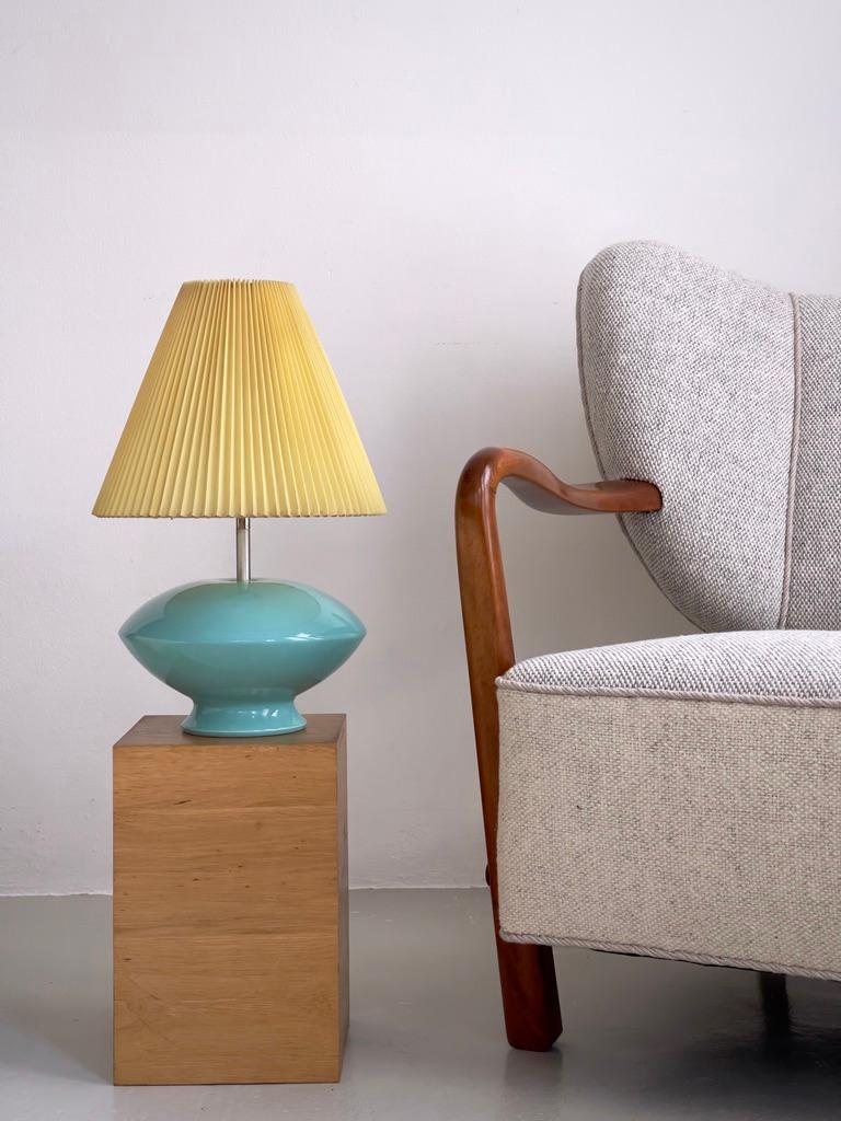 Lampe de table en céramique émaillée turquoise de Søholm Stentøj, Danemark, datant des années 1970. La forme douce et basse de la lampe, semblable à un disque, illustre la sensibilité des modernistes scandinaves aux proportions organiques et à