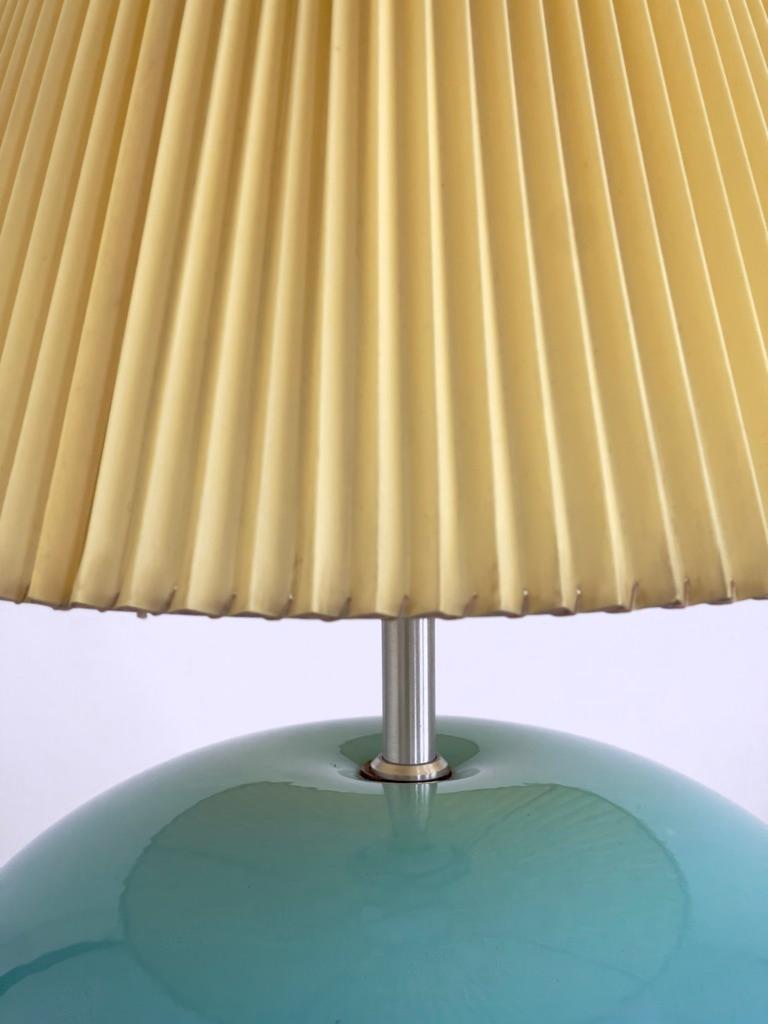 Scandinave moderne Lampe de table en céramique émaillée Turkis, abat-jour en plisse jaune, par Søholm Danemark années 1970 en vente