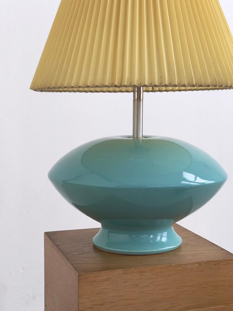 Danois Lampe de table en céramique émaillée Turkis, abat-jour en plisse jaune, par Søholm Danemark années 1970 en vente