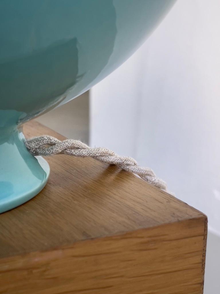 Fait main Lampe de table en céramique émaillée Turkis, abat-jour en plisse jaune, par Søholm Danemark années 1970 en vente