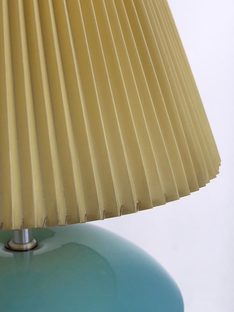 Lampe de table en céramique émaillée Turkis, abat-jour en plisse jaune, par Søholm Danemark années 1970 Bon état - En vente à København K, 84