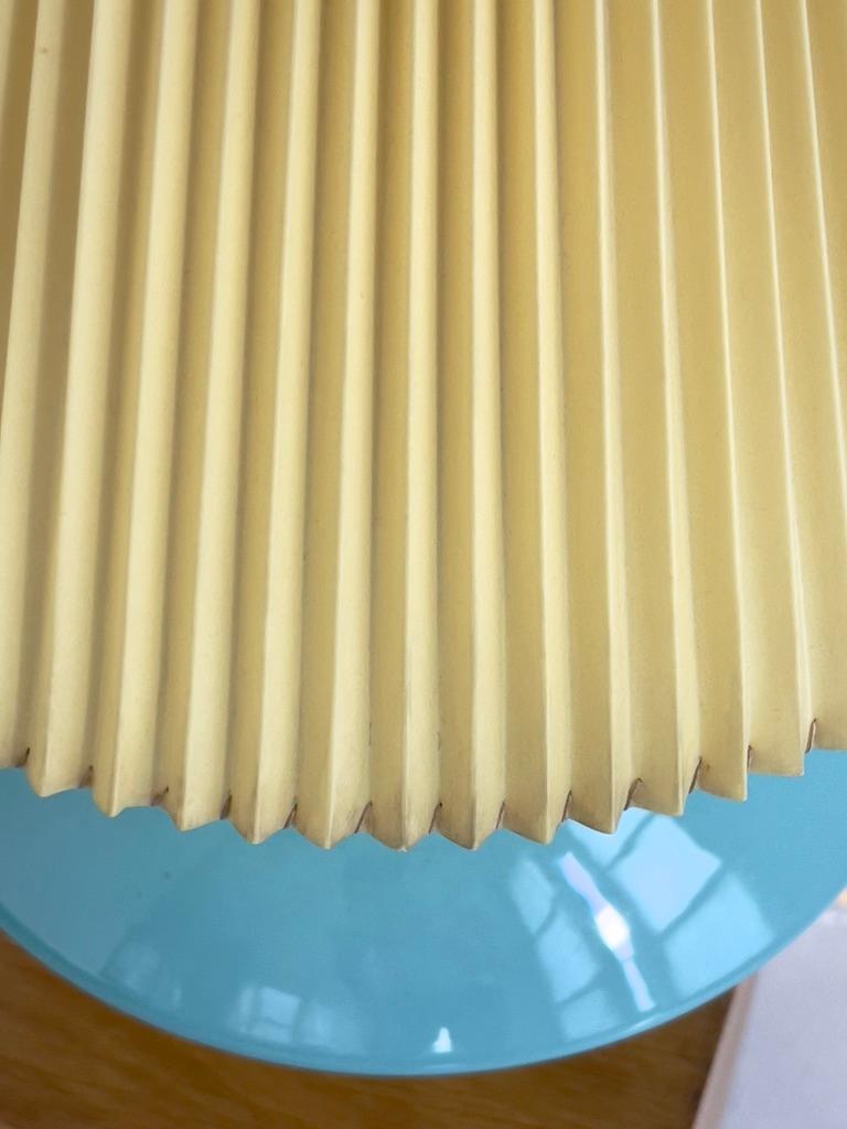 Fin du 20e siècle Lampe de table en céramique émaillée Turkis, abat-jour en plisse jaune, par Søholm Danemark années 1970 en vente