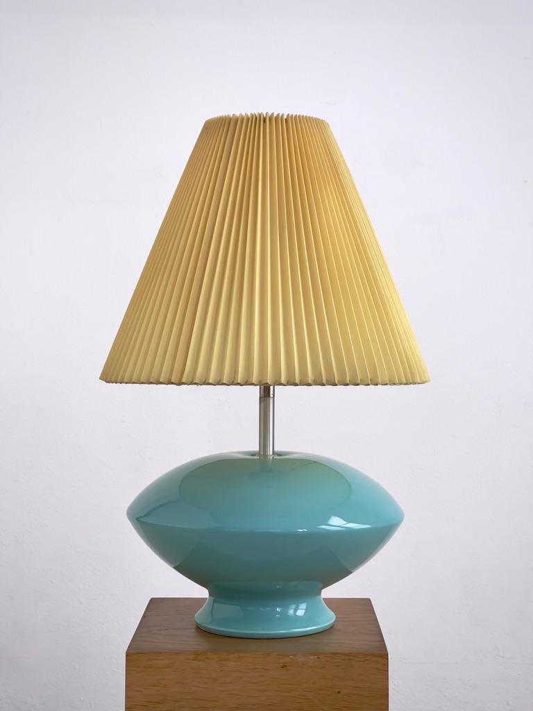 Céramique Lampe de table en céramique émaillée Turkis, abat-jour en plisse jaune, par Søholm Danemark années 1970 en vente