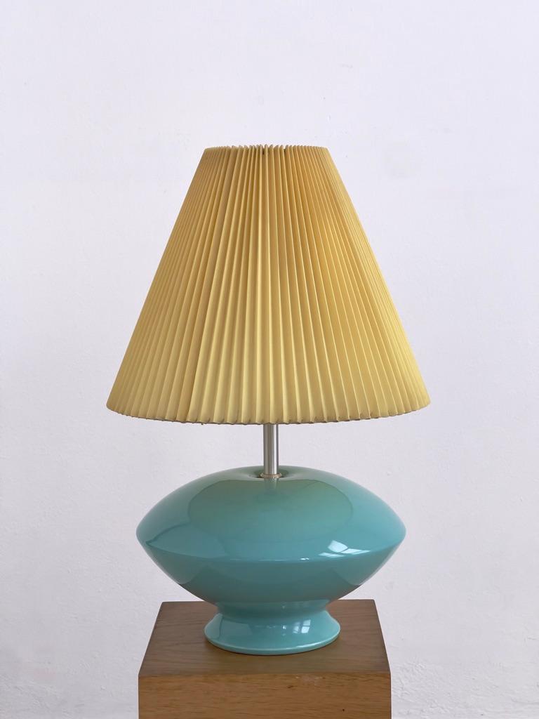 Lampe de table en céramique émaillée Turkis, abat-jour en plisse jaune, par Søholm Danemark années 1970 en vente 1