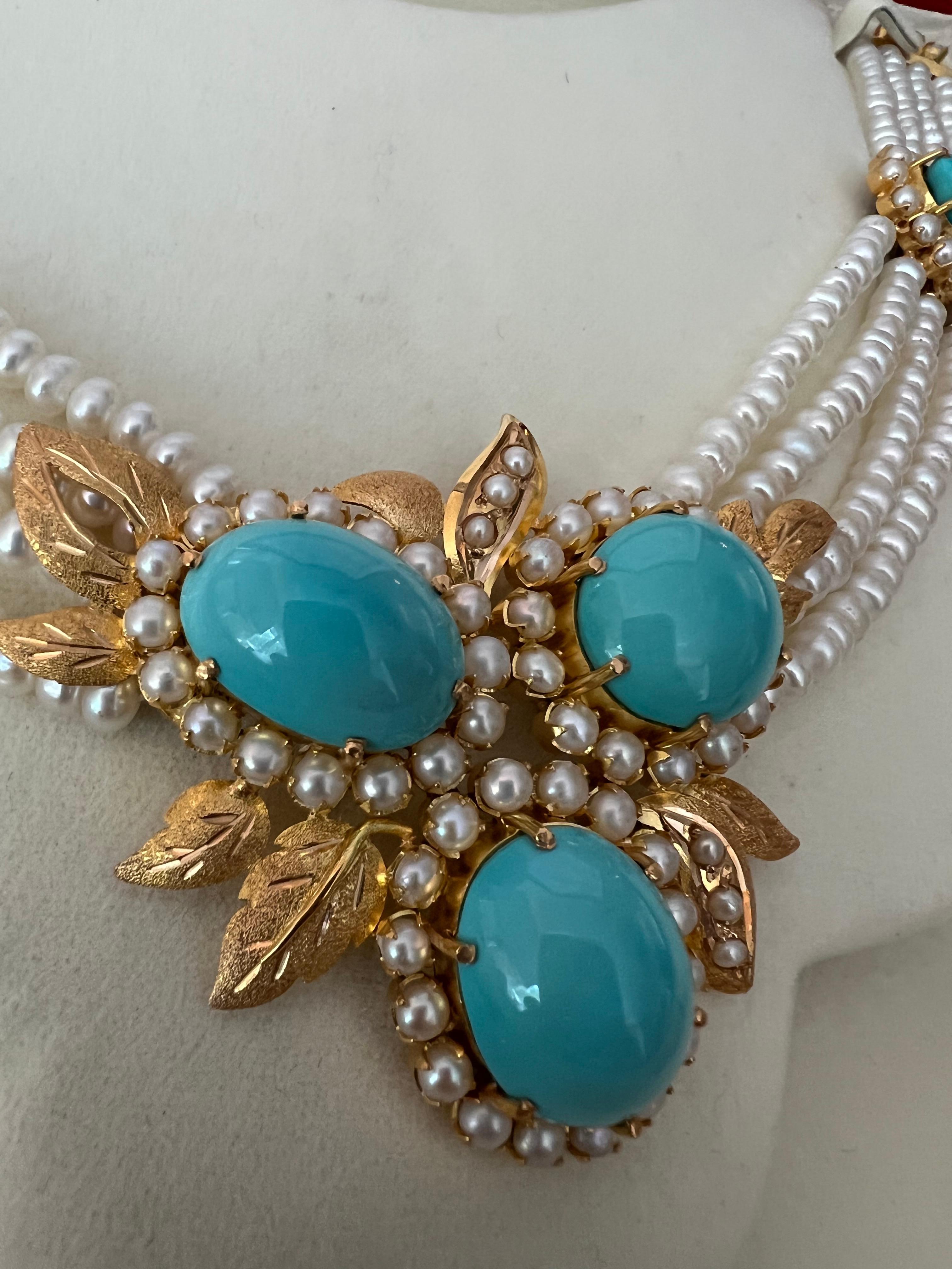 Zum Verkauf steht ein wirklich einzigartiges und fabelhaftes türkisches, türkisfarbenes Perlen- und Gold-Halsketten- und Ohrring-Set.


Die Halskette wiegt insgesamt 75 Gramm und besteht aus über 260 Süßwasserperlen und fünf großen Türkiscabochons,