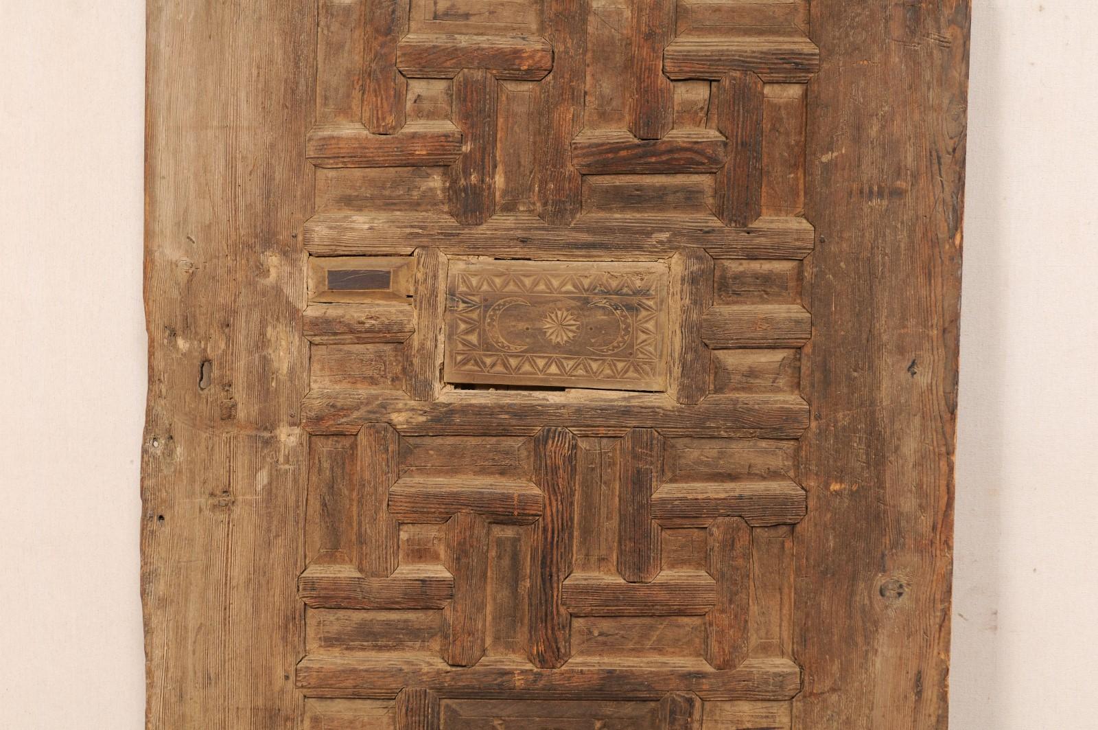 Türkische 6+ Fuß hohe handgeschnitzte Holztür, 19. Jahrhundert im Angebot 1