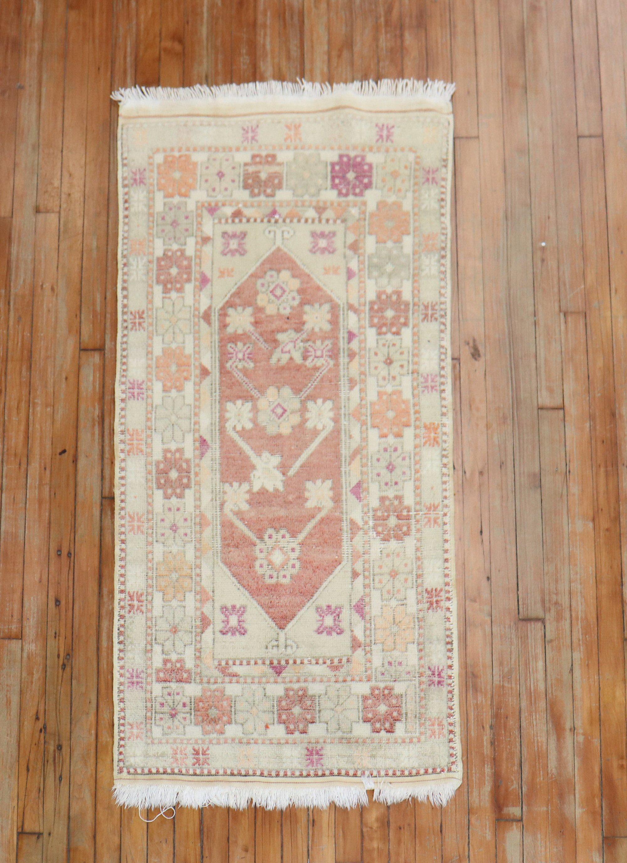 Subtil tapis turc d'Anatolie à motif floral du 20e siècle

Mesures : 2'6'' x 5'3''.