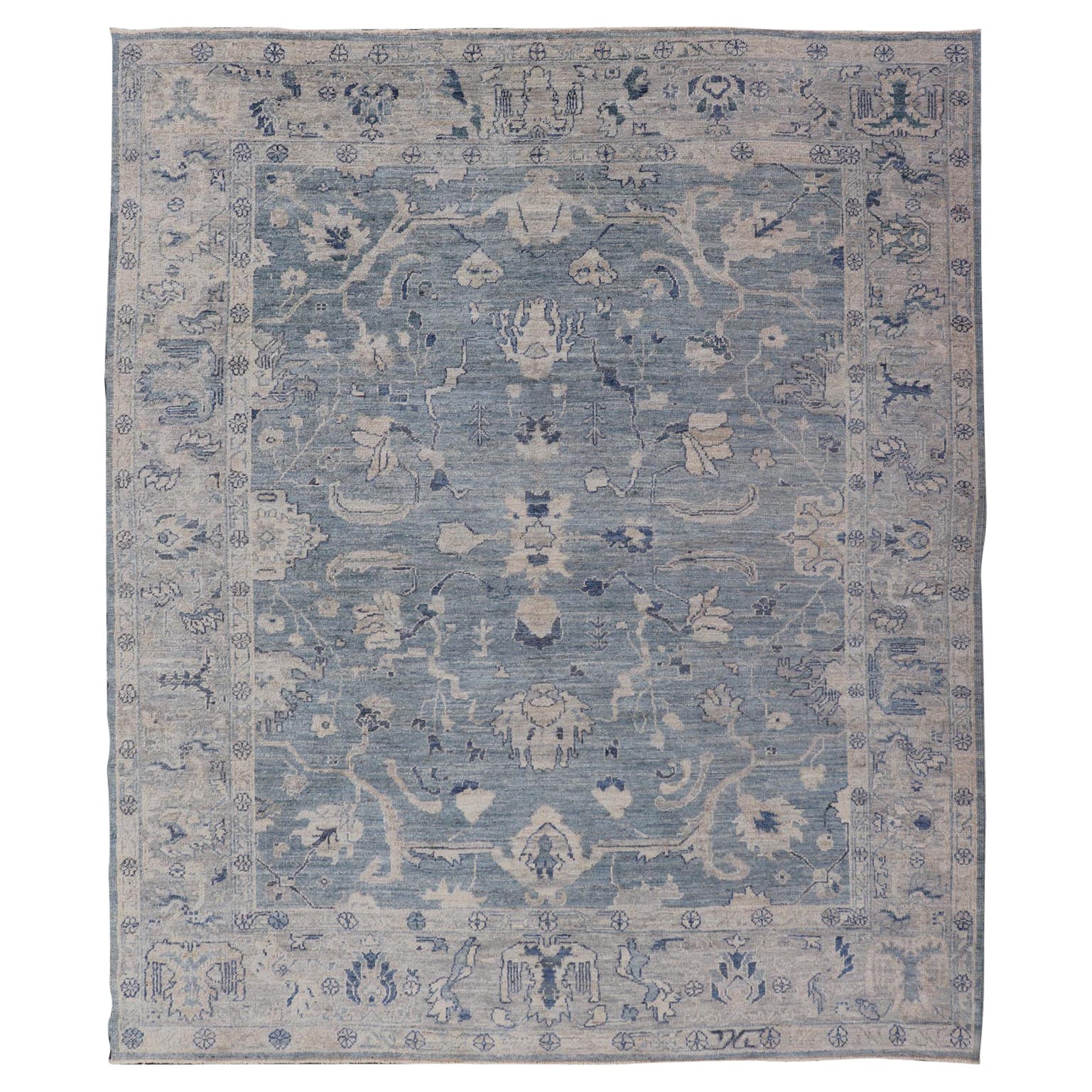 Tappeto turco Angora Oushak con sfondo blu polvere e bordo argentato