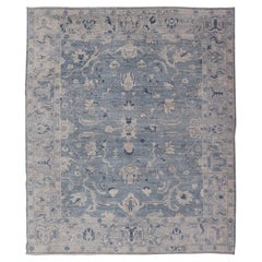 Tappeto turco Angora Oushak con sfondo blu polvere e bordo argentato