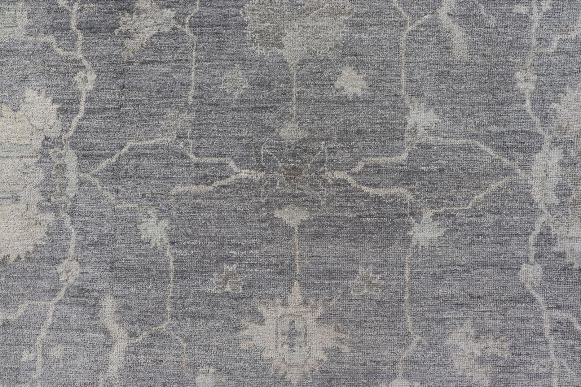 Türkischer Angora-Oushak-Teppich in Schiefergrau mit elfenbeinfarbenen botanischen Motiven 9'11 x 13'3 (Handgeknüpft) im Angebot