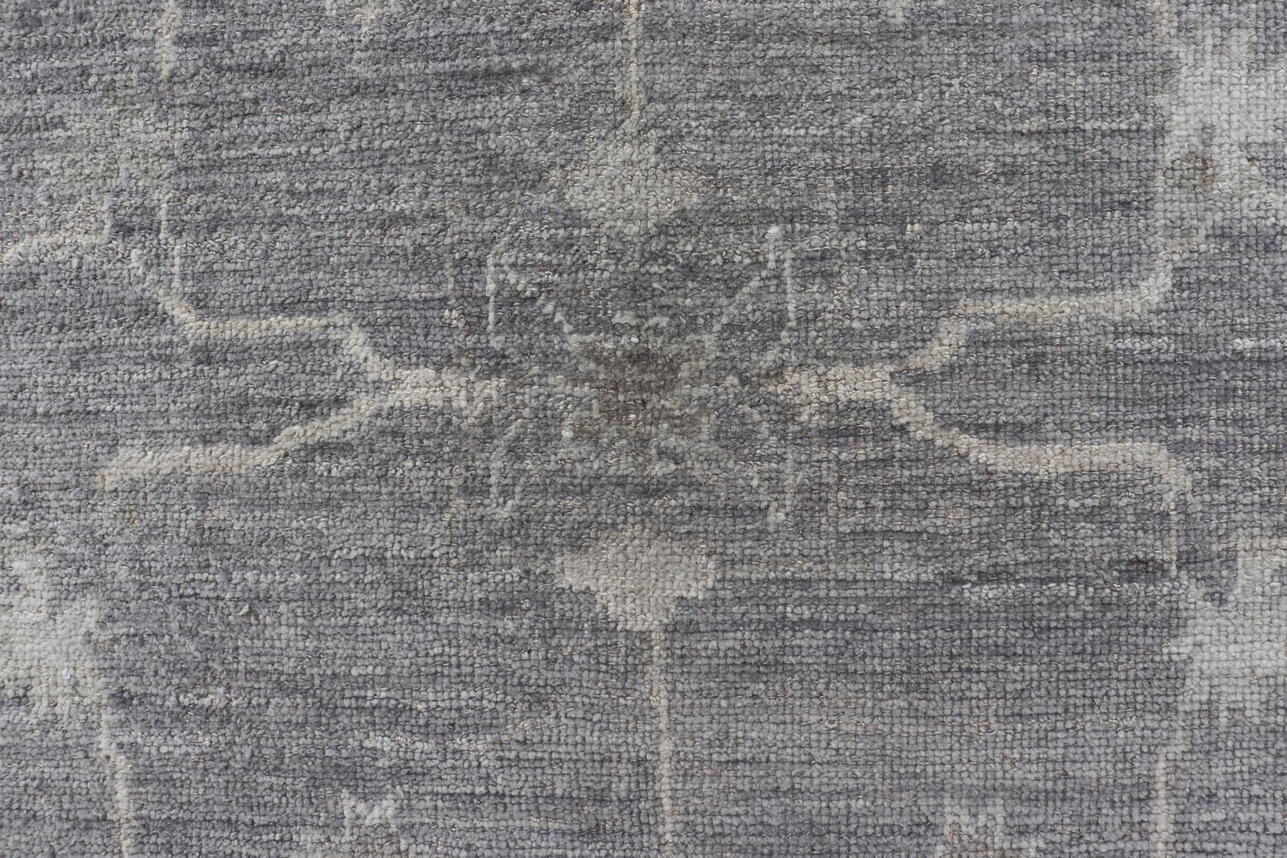 Türkischer Angora-Oushak-Teppich in Schiefergrau mit elfenbeinfarbenen botanischen Motiven 9'11 x 13'3 im Zustand „Hervorragend“ im Angebot in Atlanta, GA