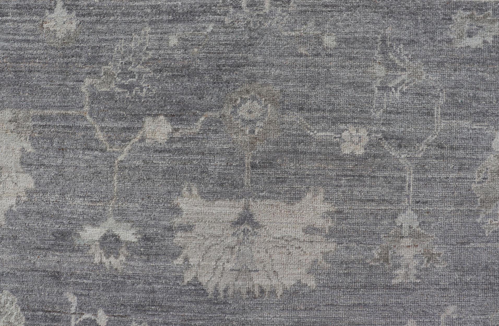 Türkischer Angora-Oushak-Teppich in Schiefergrau mit elfenbeinfarbenen botanischen Motiven 9'11 x 13'3 (21. Jahrhundert und zeitgenössisch) im Angebot