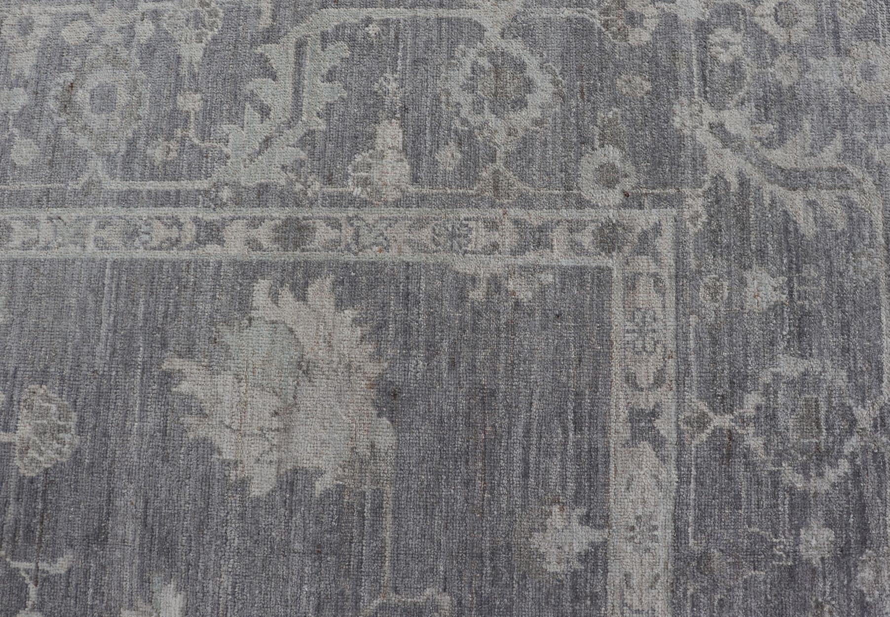 Türkischer Angora-Oushak-Teppich in Schiefergrau mit elfenbeinfarbenen botanischen Motiven 9'11 x 13'3 (Wolle) im Angebot