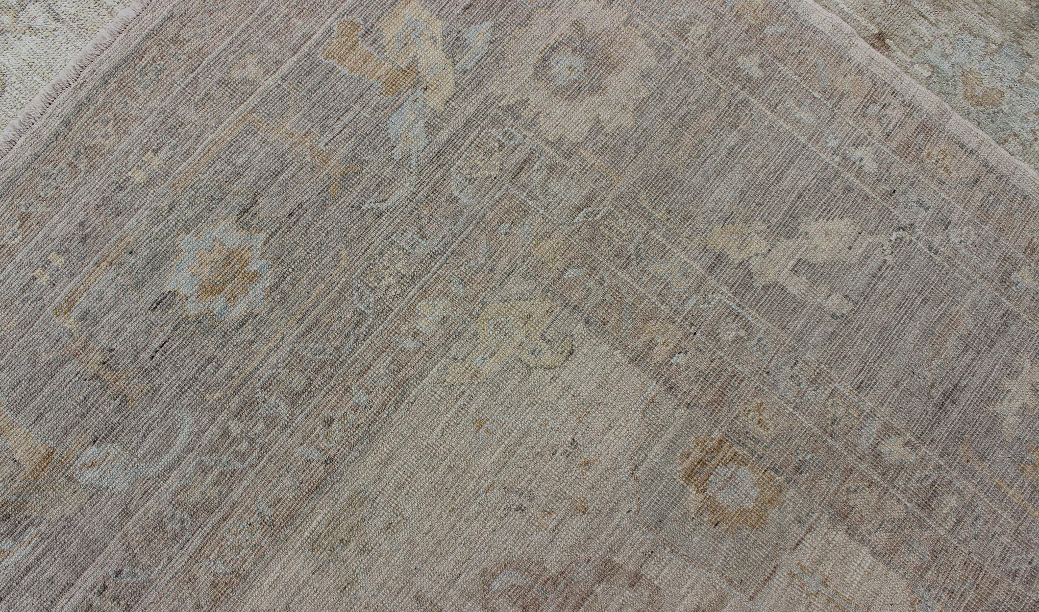 Türkischer Angora-Oushak-Teppich mit floralem All-Over-Vining-Design Keivan Woven Arts im Angebot 6