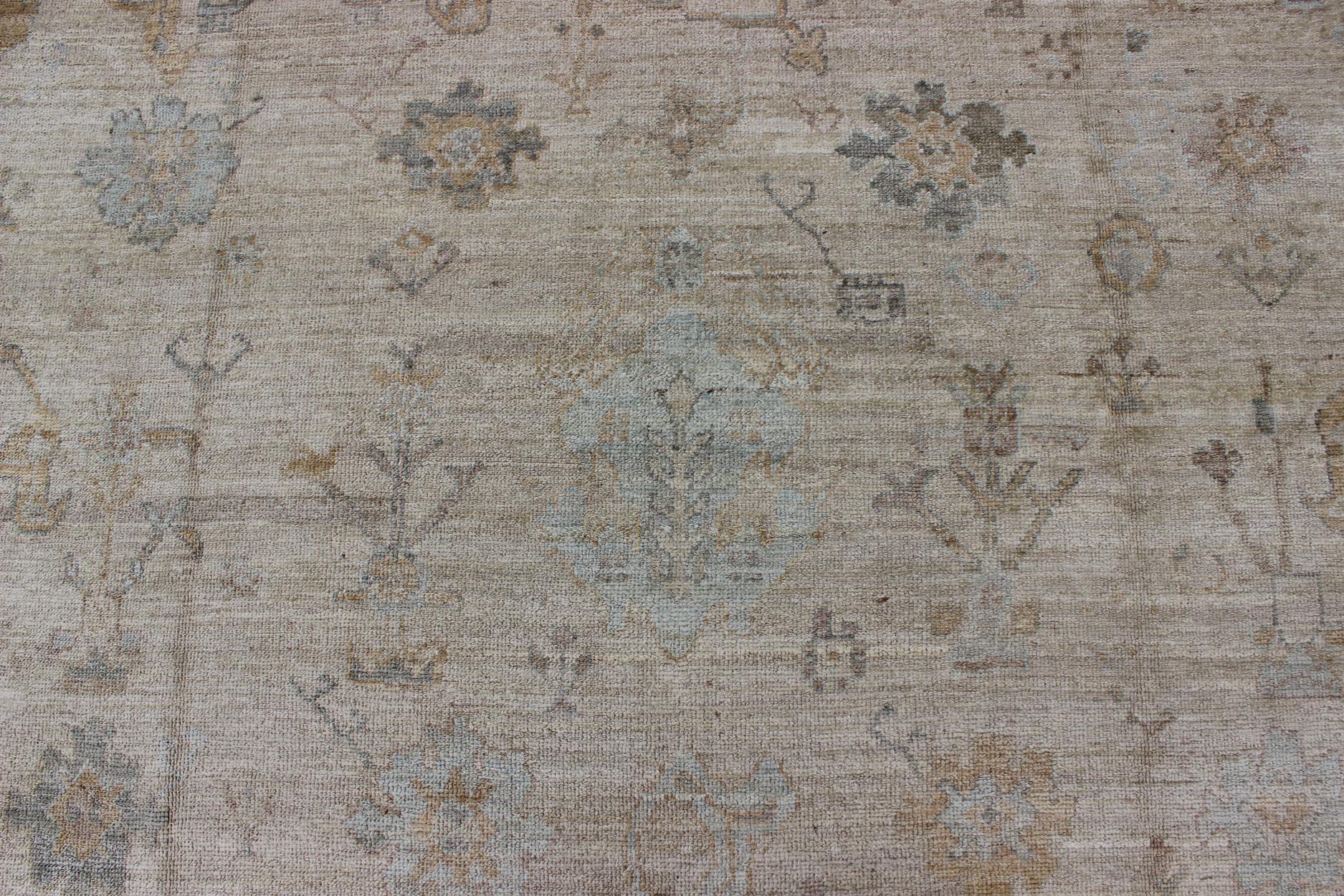 Türkischer Angora-Oushak-Teppich mit floralem All-Over-Vining-Design Keivan Woven Arts  (21. Jahrhundert und zeitgenössisch) im Angebot