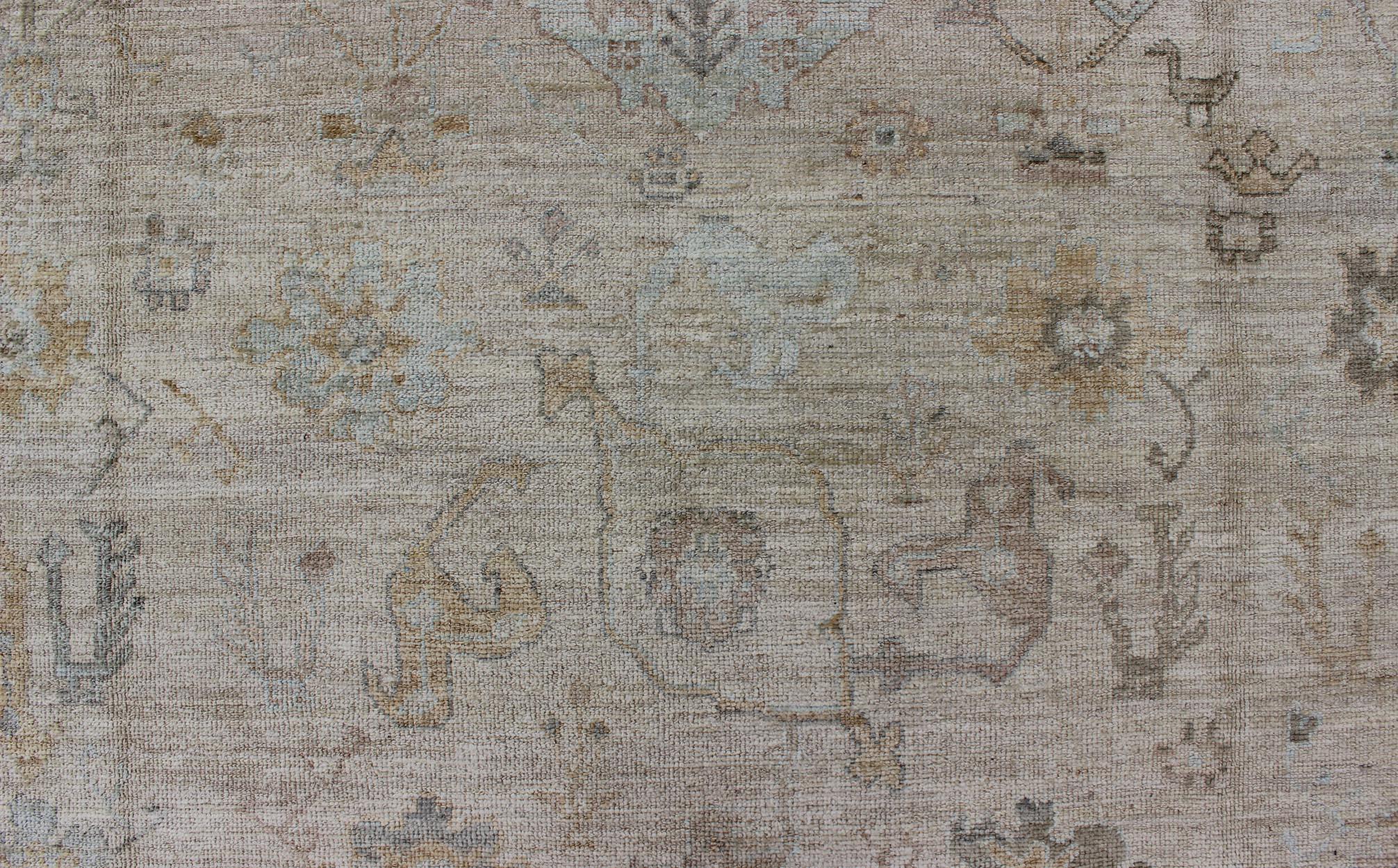 Türkischer Angora-Oushak-Teppich mit floralem All-Over-Vining-Design Keivan Woven Arts  (Wolle) im Angebot