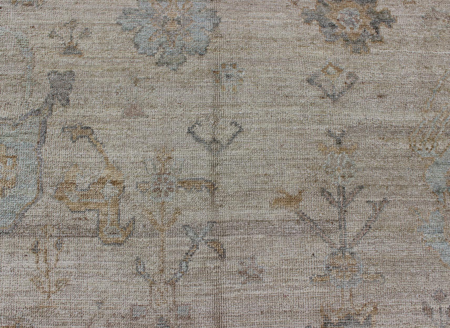 Türkischer Angora-Oushak-Teppich mit floralem All-Over-Vining-Design Keivan Woven Arts  im Angebot 1