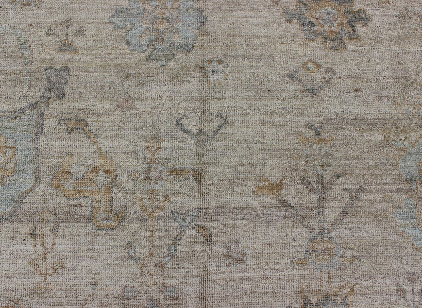 Türkischer Angora-Oushak-Teppich mit floralem All-Over-Vining-Design Keivan Woven Arts im Angebot 1