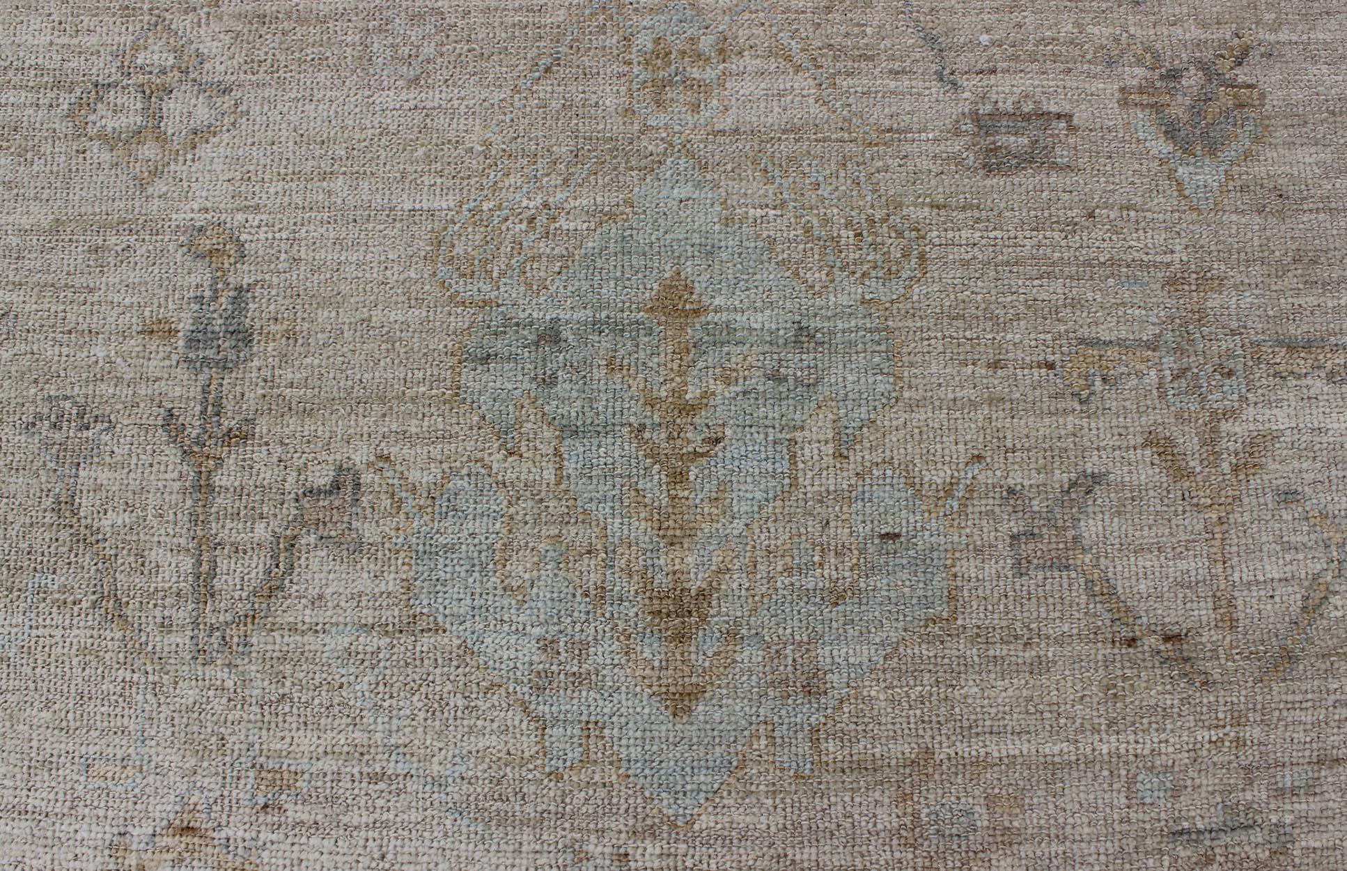 Türkischer Angora-Oushak-Teppich mit floralem All-Over-Vining-Design Keivan Woven Arts  im Angebot 3
