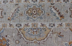Tappeto turco in angora Oushak con campo grigio chiaro e accenti di tonalità calda della terra