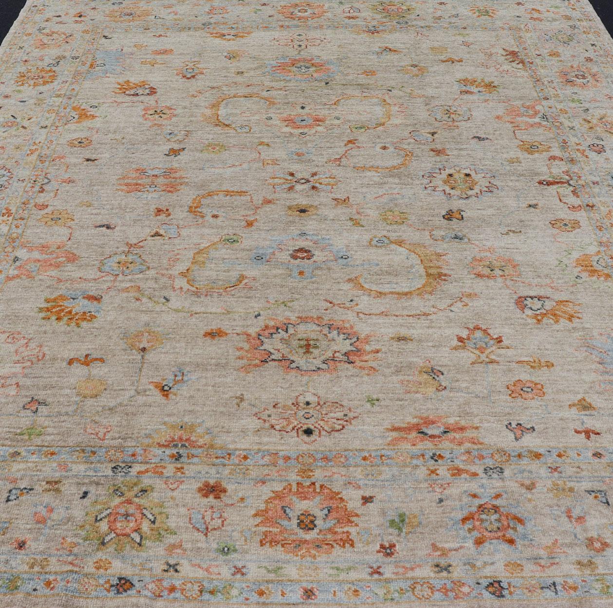 Türkischer Angora- Oushak-Teppich mit subtilen, farbenfrohen Motiven von Keivan Woven Arts im Angebot 4