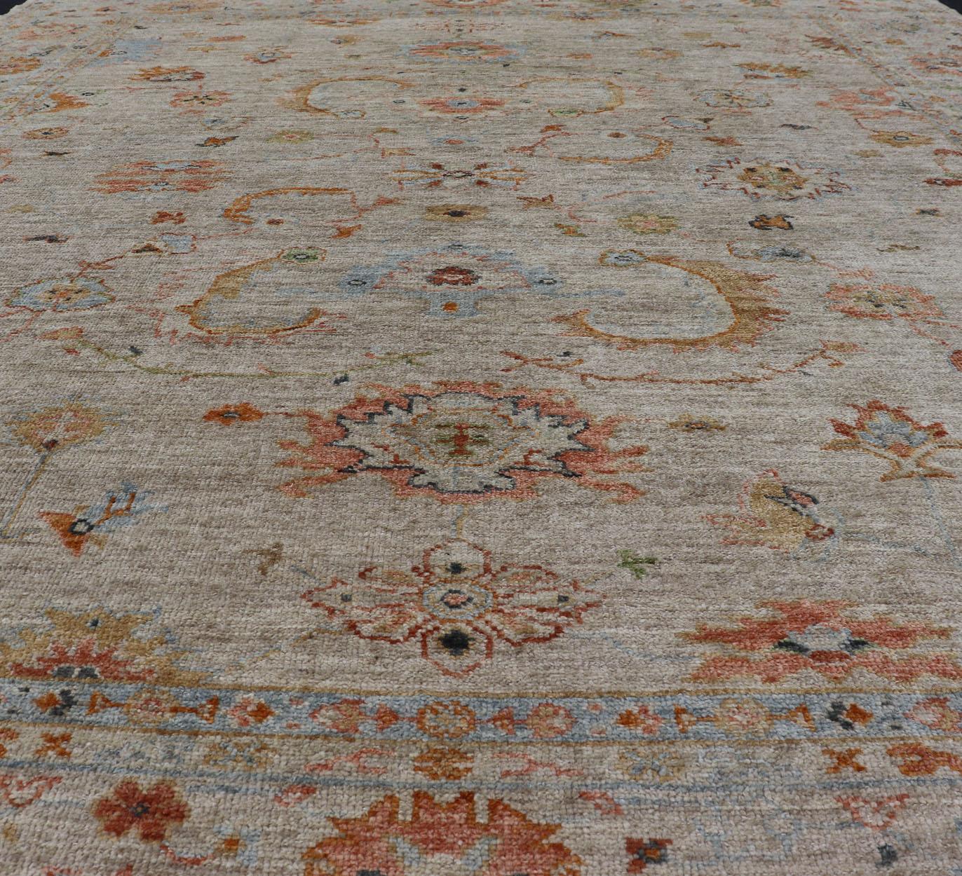 Türkischer Angora- Oushak-Teppich mit subtilen, farbenfrohen Motiven von Keivan Woven Arts im Angebot 5