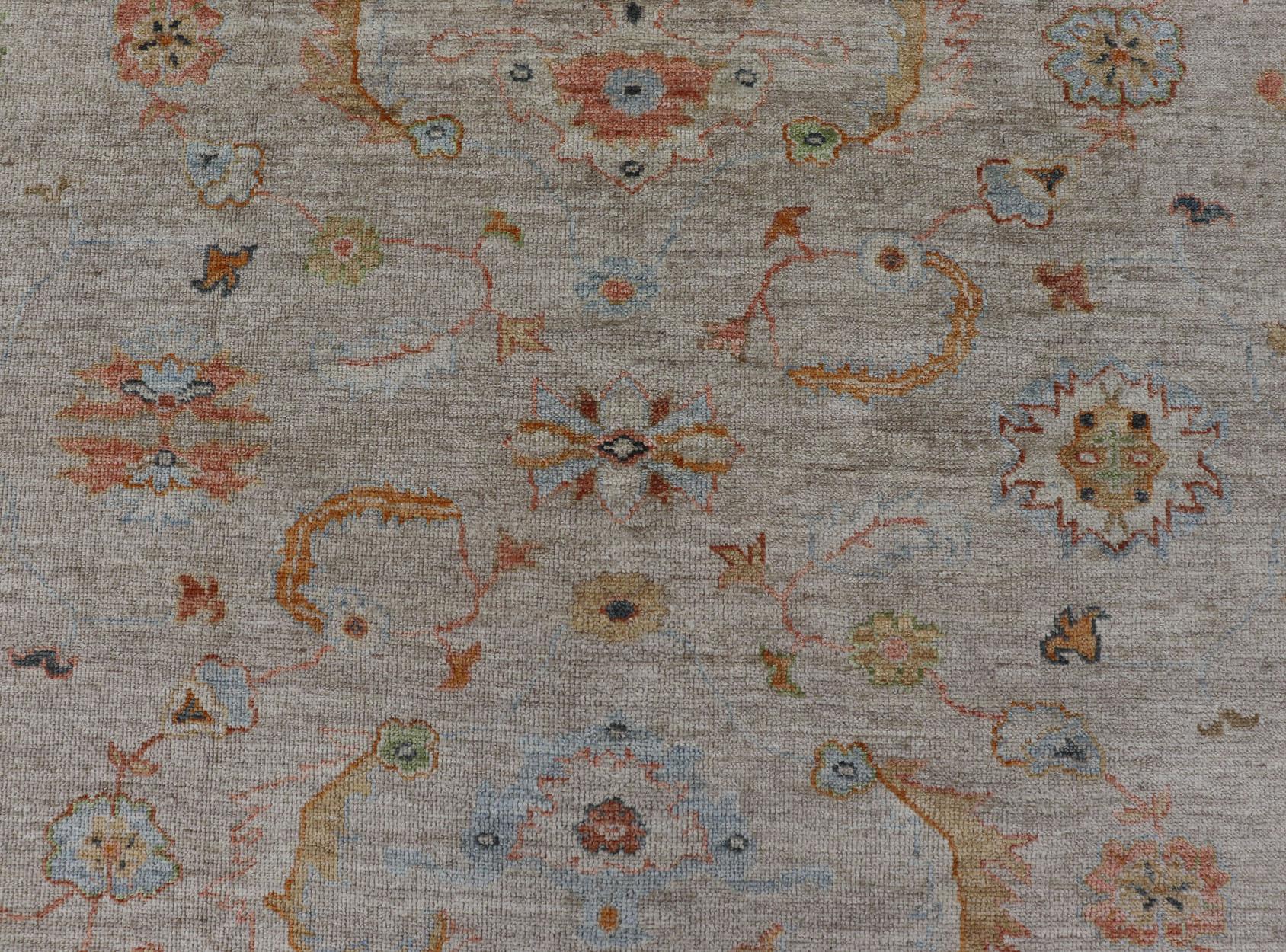 Türkischer Angora- Oushak-Teppich mit subtilen, farbenfrohen Motiven von Keivan Woven Arts im Angebot 6