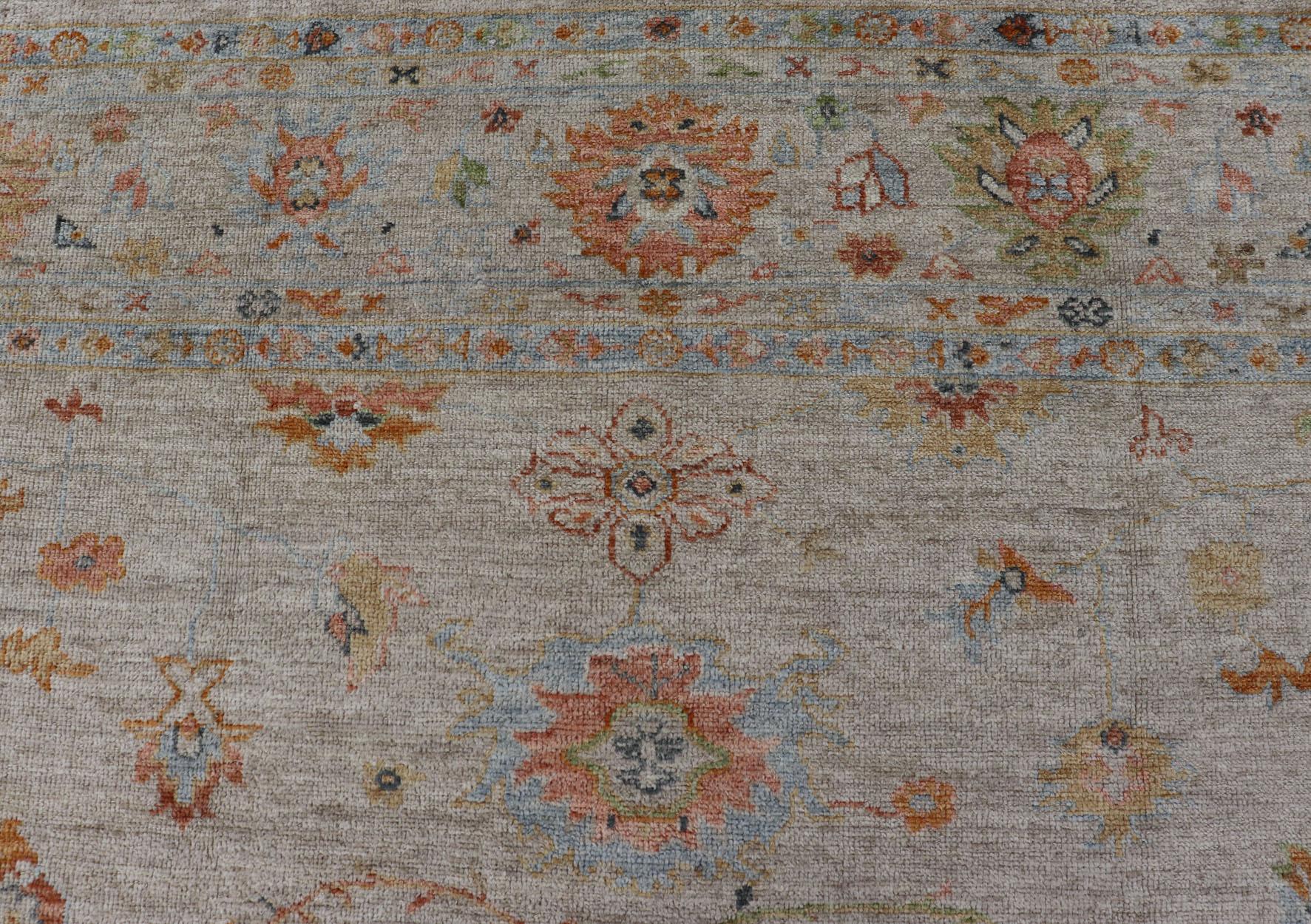Türkischer Angora- Oushak-Teppich mit subtilen, farbenfrohen Motiven von Keivan Woven Arts im Angebot 7
