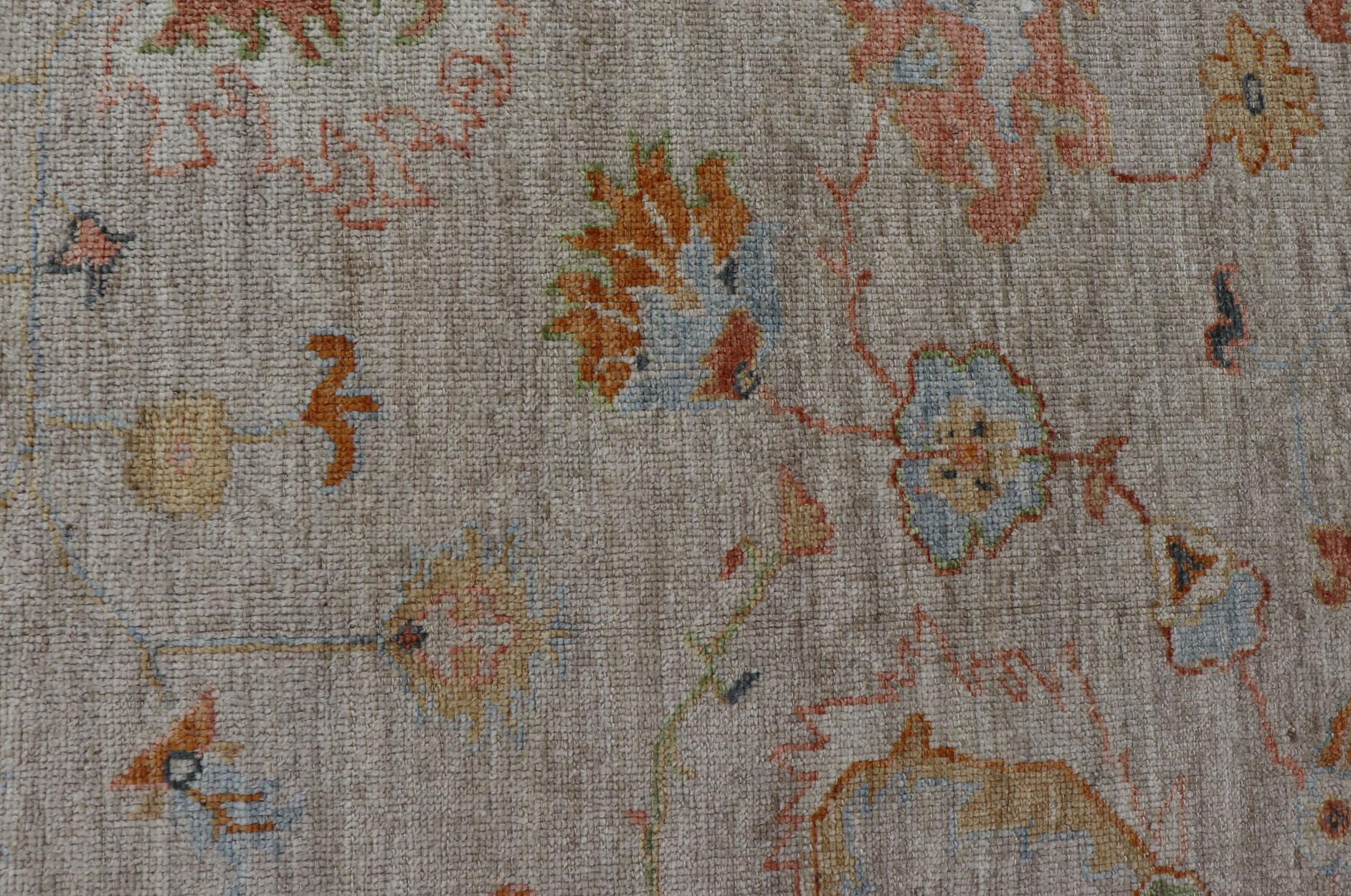Türkischer Angora- Oushak-Teppich mit subtilen, farbenfrohen Motiven von Keivan Woven Arts im Angebot 8